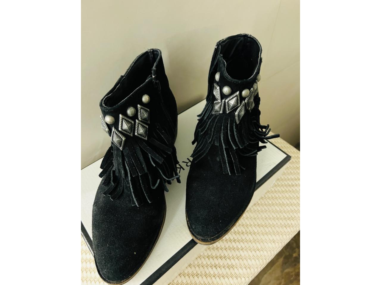 Botas Cortas Bajas Sarkany Con Flecos Y Tachas - Comprá en