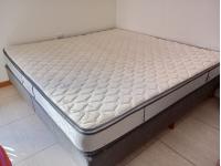 Colch�n De La L�nea Native 400 De La Marca La Cardeuse, Apoyado Sobre Su Base De Sommier Gris