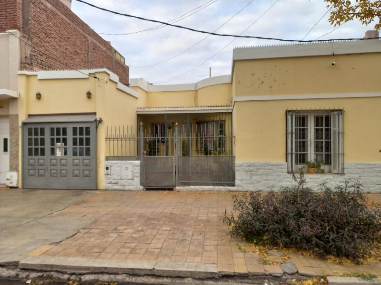 Casa Centrica. Amplios Ambientes (9), Dos Baños (2) Terraza Con Construcción Y Baño (1).- Posible Permuta