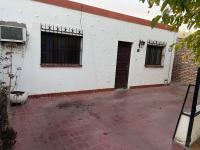 Alquiler. Casa 3 Dormitorios Y Patio, Rawson